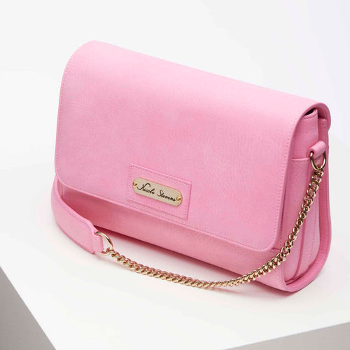 Alt="This italian-made bag showcases a gold 'Nicole Serrano' logo plate, adding a luxurious touch to this elegant accessory, perfect for stylish outings, exclusively available at Pink Maison."
